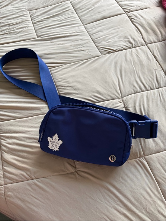 lululemon athletica Handbags - NHL x lululemon Toronto Maple Leafs 1L Everywhere Belt Bag